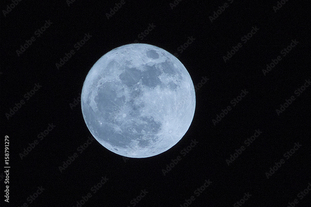Naklejka premium blue full moon on the dark night 