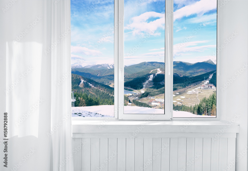 Fototapeta Widok na krajobraz przez nowoczesne okno w pokoju