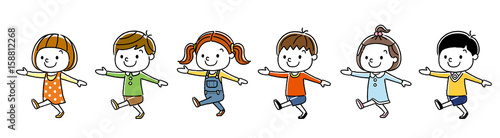 子供たち：歩いて通学する