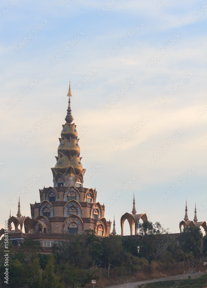 Obraz premium phasornkaew temple of Thailand in the morning