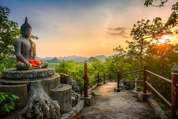 Rollo Buddha Buddha Statuen auf asiatischem Berggipfel  © touch_of_eyes