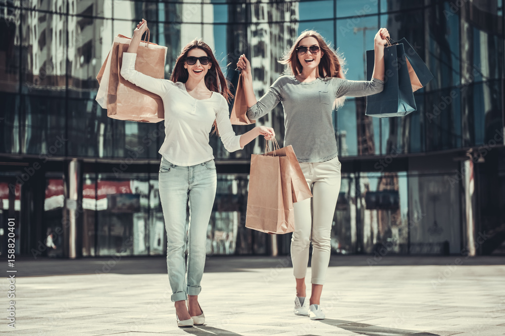 Fototapeta premium Girls doing shopping in city