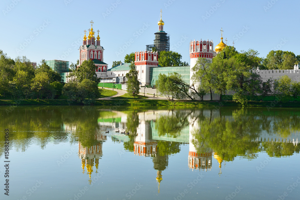Novodevichy Convent, also known as Bogoroditse-Smolensky Monastery (1524) and lake. Moscow, Russia Novodevichy Convent, also known as Bogoroditse-Smolensky Monastery (1524) and lake. Moscow, Russia