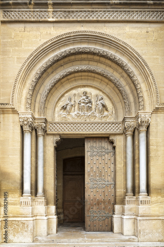 Eingangsportal der Pfarrkirche Saint-Théodorit in Uzès, Frankreich
