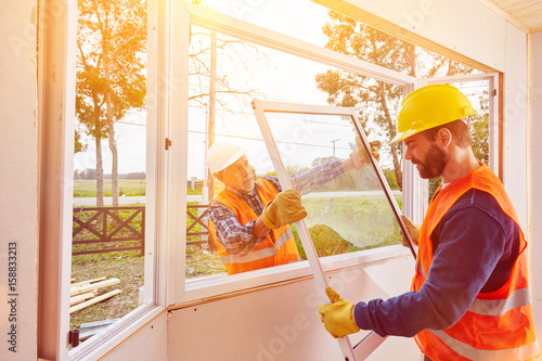 Handwerker montieren Fenster im Haus photo