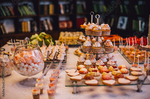 Obraz na płótnie Delicious wedding reception candy bar dessert table w salonie