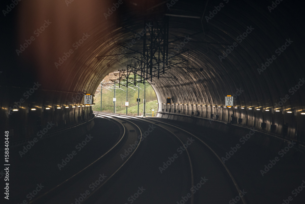 Fototapeta premium Zugfahrt durch den Tunnel