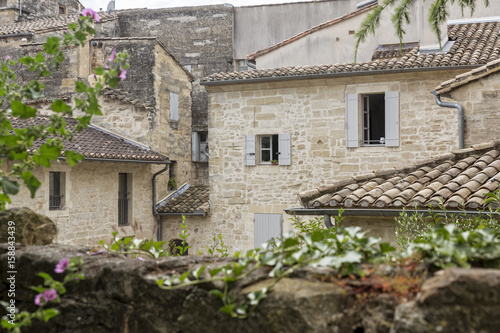 Fototapeta Naklejka Na Ścianę i Meble -  Typische Wohnhäuser in Uzes, Südfrankreich