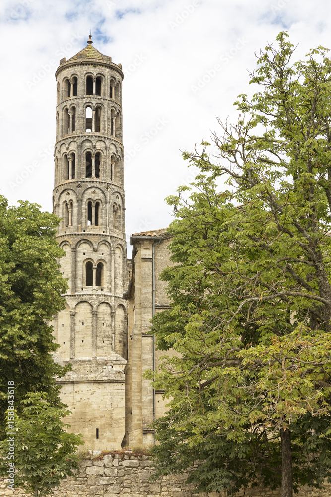 Der romanische Glockenturm der Kirche in Uzes, Südfrankreich