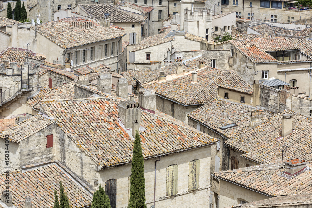 Über den Ziegeldächern der Kleinstadt Uzes in Südfrankreich
