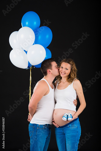 The husband gives his pregnant wife balloons © Yarkovoy