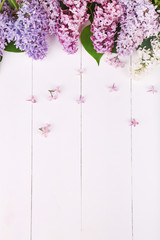 Papier peint photo Lilas Lilas blancs et violets sur bois  © Anastasiya Stoma