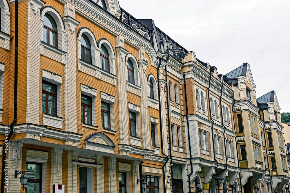 Городская улица с частными коричневыми многоэтажными зданиями 