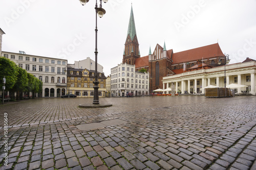 Markt und Dom in Schwerin an einem Regentag
