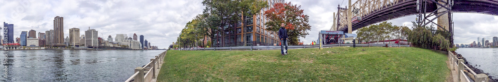 Panoramic view of New York City from Roosevelt Island