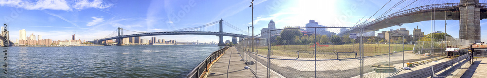 Fototapeta premium Panoramic view of New York City from Brooklyn Bridge Park