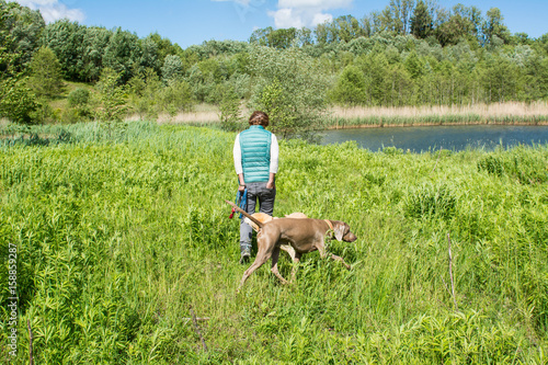 Frau mit Hunden beim entspannten Spaziergang