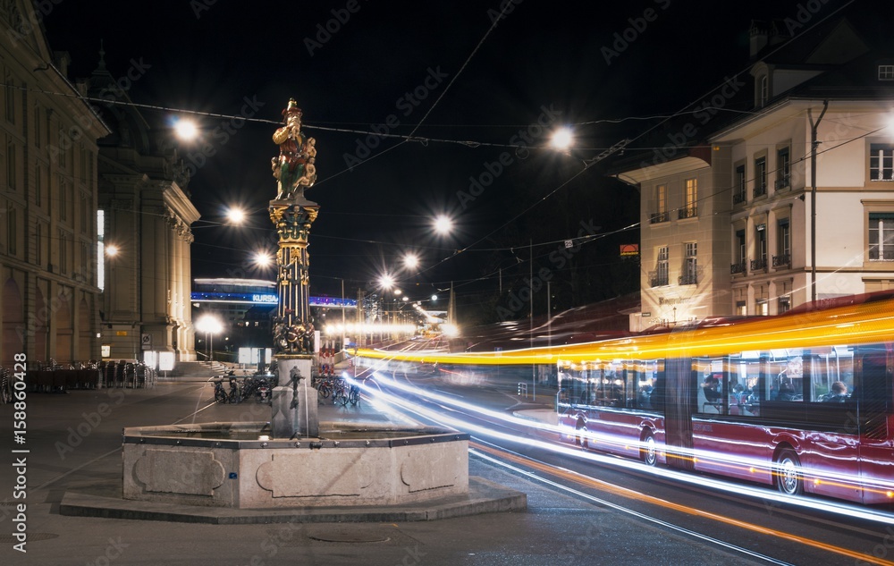 Fototapeta premium Kindlifresserbrunnen Bern, Langzeitbelichtung