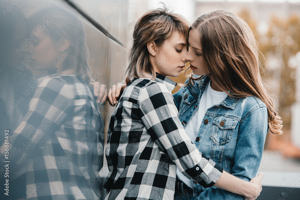 Beautiful Young Lesbian Couple Hugging And Kissing Outdoors Foto De