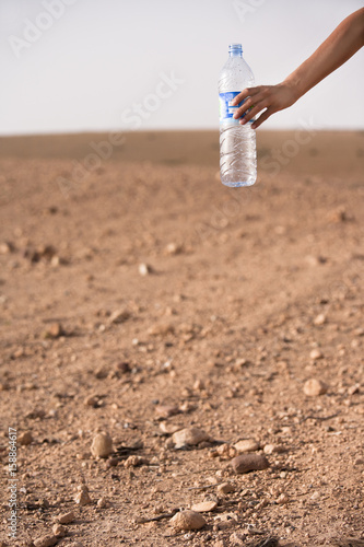 bouteille d'eau vide et désert