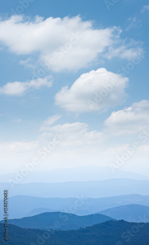 paysage montagne brume vision loin ciel bleu couche nuageux libre liberté sensation beau vacances partir