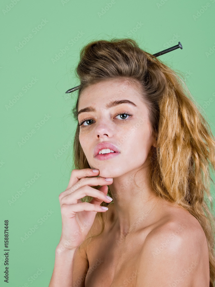 Obraz premium girl with building nail in long hair