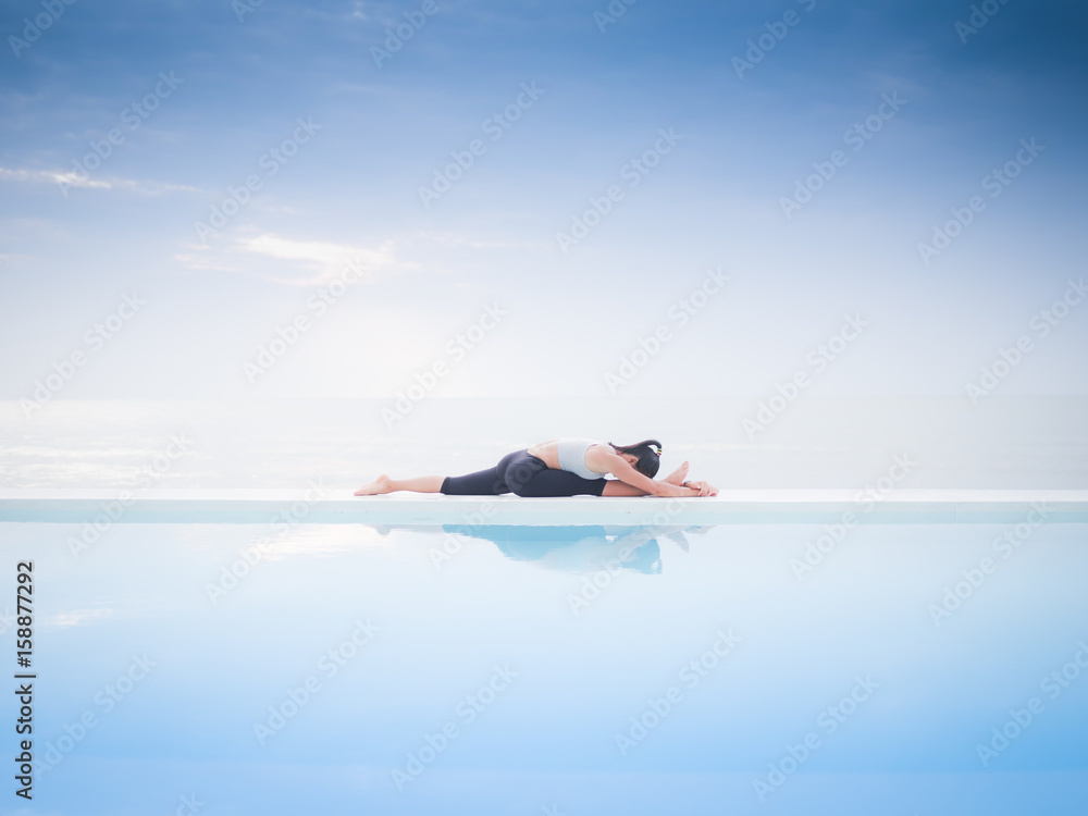 Naklejka premium Asian woman practice yoga on the beach
