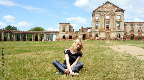 Young woman, against a ruined palace © GlopHetr