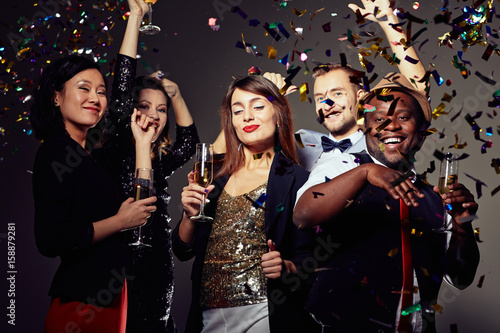 Photography Joyful party at full speed: five smiling friend in evening wear dancing and drin