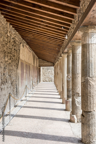 Narrow corridor  Pompeii  Italy