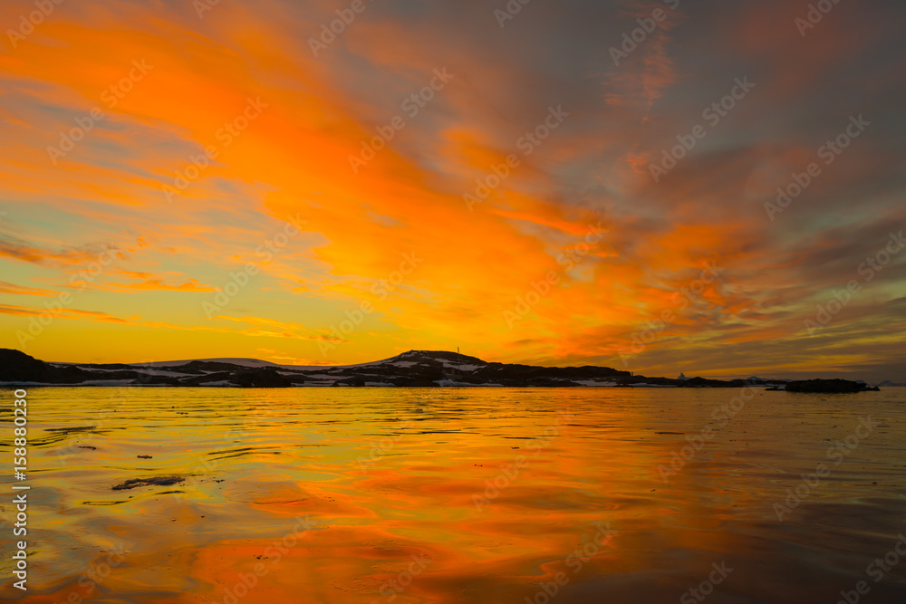 Fototapeta premium Magical sunset in Antarctica