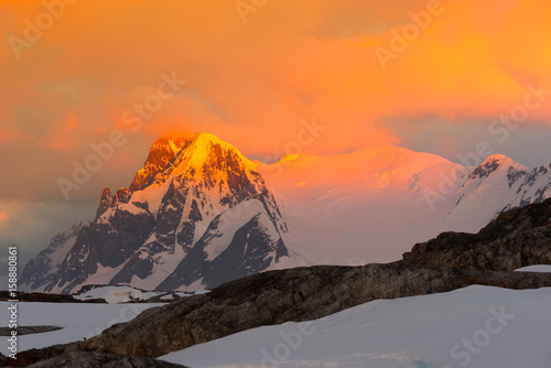 Photo Glowing red mountains at sunset in Antarctica