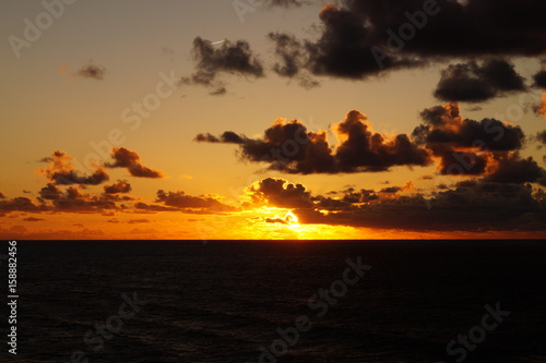 Sonnenuntergang in der Karibik, während ein Sturm aufzieht
