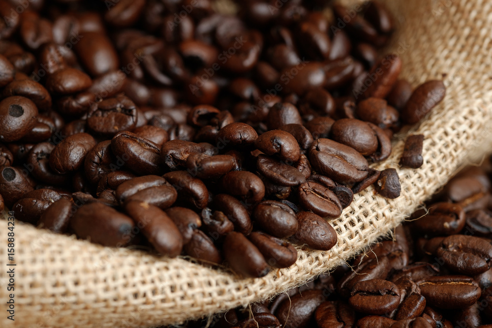 Fototapeta premium Średnio palona kawa ziarnista Arabica