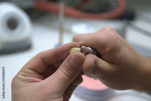 Zahntechniker fertigt Zahnersatz