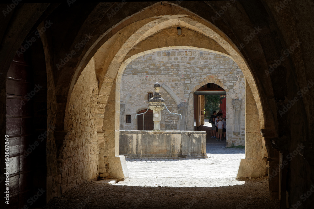 Naklejka premium Weranda w opactwie Baume-les-Messieurs