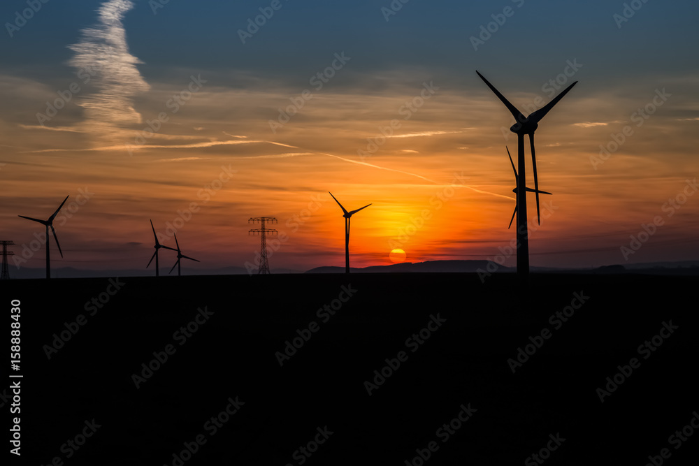 Obraz premium wind turbines at sunset