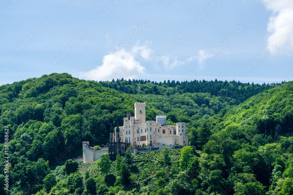 Schloss Stolzenfels Rheintal Rhein bei blauen Himmel mit Wolken