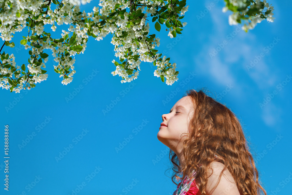 Φωτογραφία Little girl closed her eyes and breathes the fresh air in the park