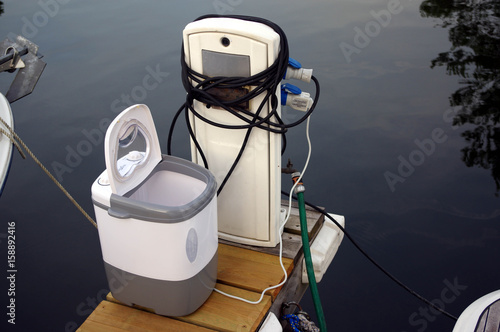 Obraz na plátně lave-linge portatif, bateau