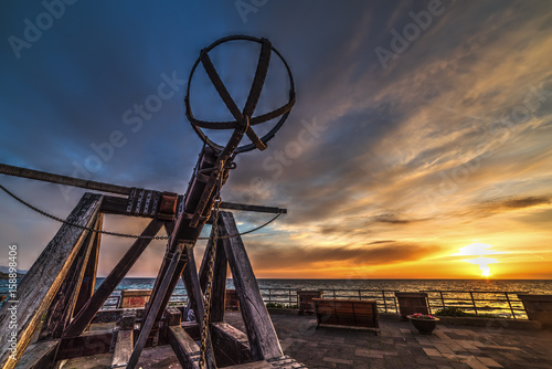 Fotografie Antique catapult in Alghero seafront at sunset