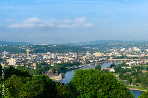 Deutsches Eck in Koblenz in Rheinland-Pfalz mit Blick auf Koblenz alstadt Panorama