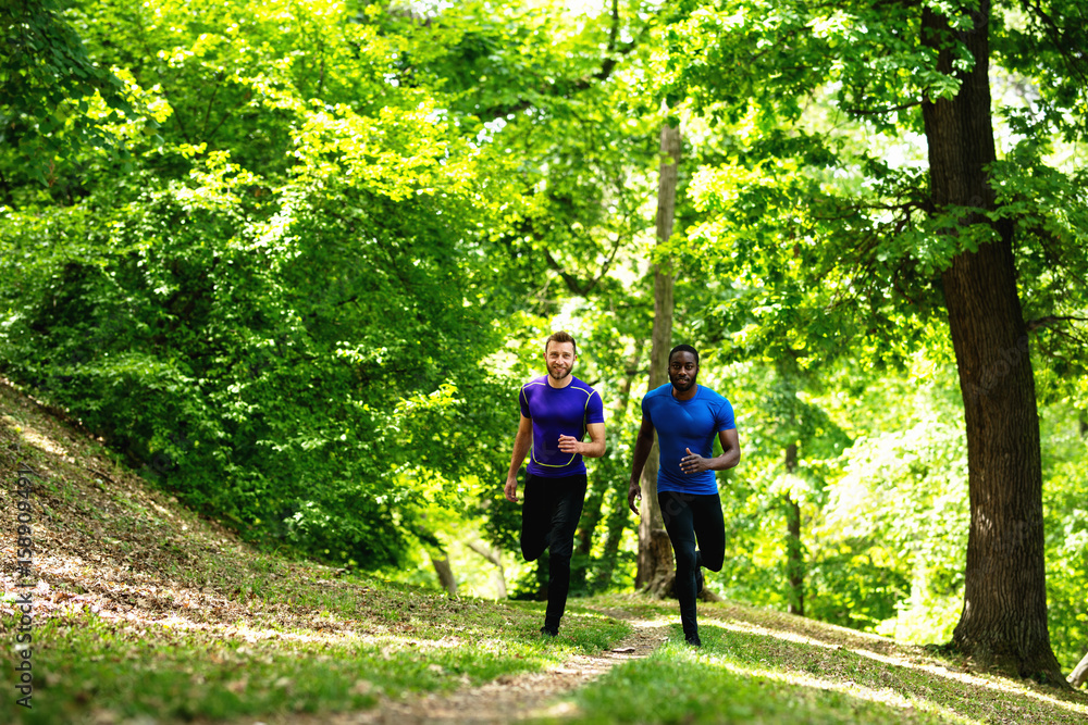 Naklejka premium Personal trainer - training in park
