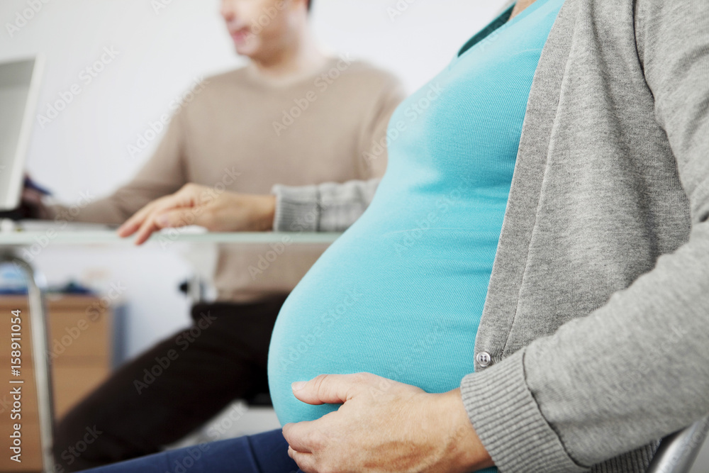 Obraz premium Pregnant woman in consultation