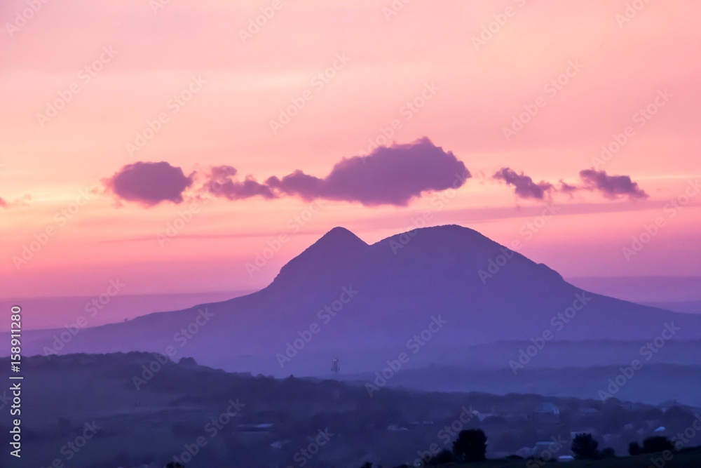 Гора на фоне вечернего неба, заход солнца, вечерний пейзаж, яркие цвета