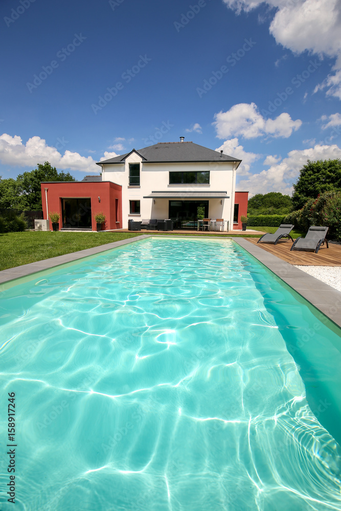 piscine avec terrasse dans jardin et maison moderne 2