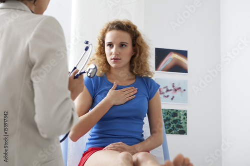 Consultation, woman in pain