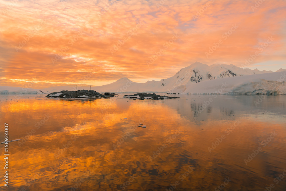 Fototapeta premium Magical sunset in Antarctica