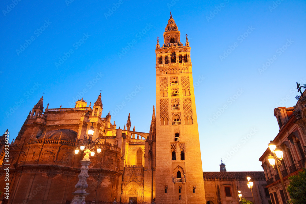 Séville, la Giralda et la cathédrale de nuit