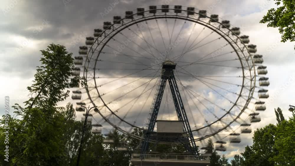 quickly rotating Ferris wheel quickly rotating Ferris wheel
